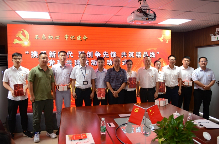 图6：向党员代表赠送书籍_副本.jpg