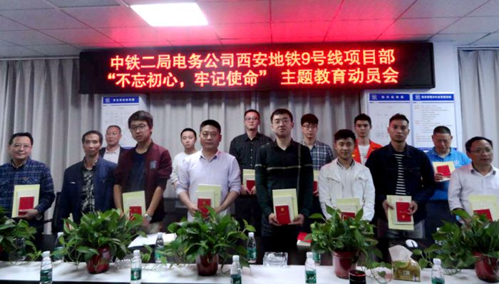 图2：发放学习书籍_副本.jpg
