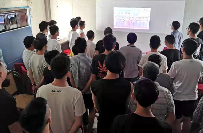 图片三：唱国歌，观看阅兵式.jpg