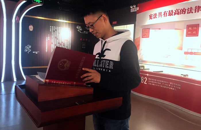 图四：感受宪法的神圣_副本.jpg