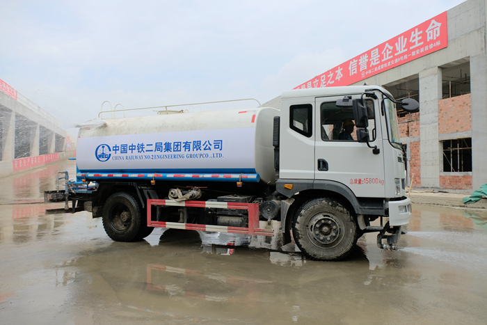 图1：洒水车洒水.JPG