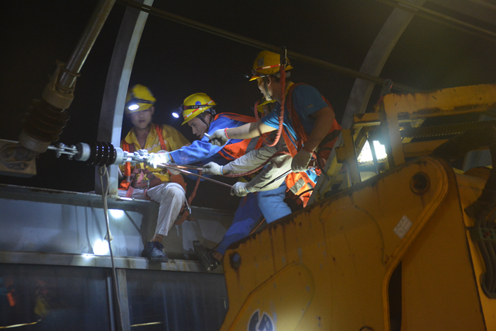 1574062173125764.jpg 图3. 清湖二期改造第一条接触线落锚.JPG