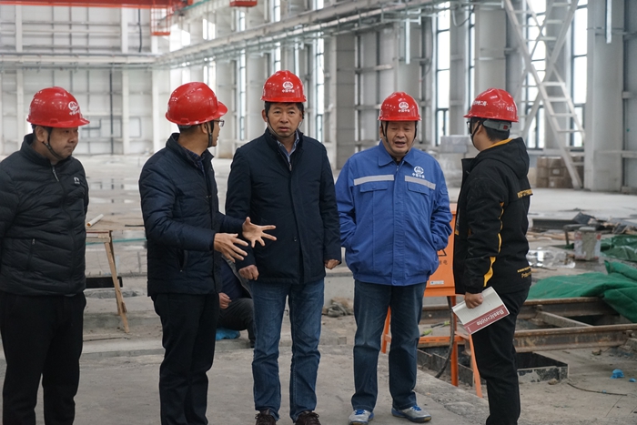 图2：现场听取施工进度汇报.JPG
