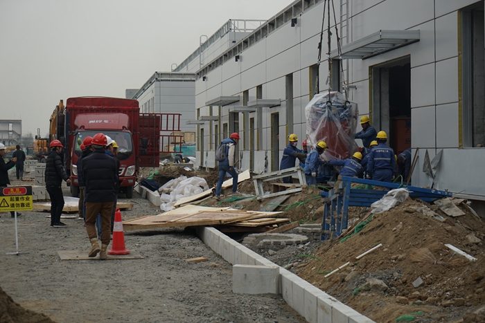 图4：单体库区内变压器进场安装.JPG