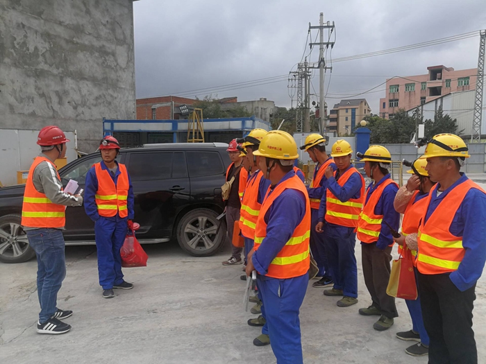 1574673515117963.jpg 图1.安全交底.jpg