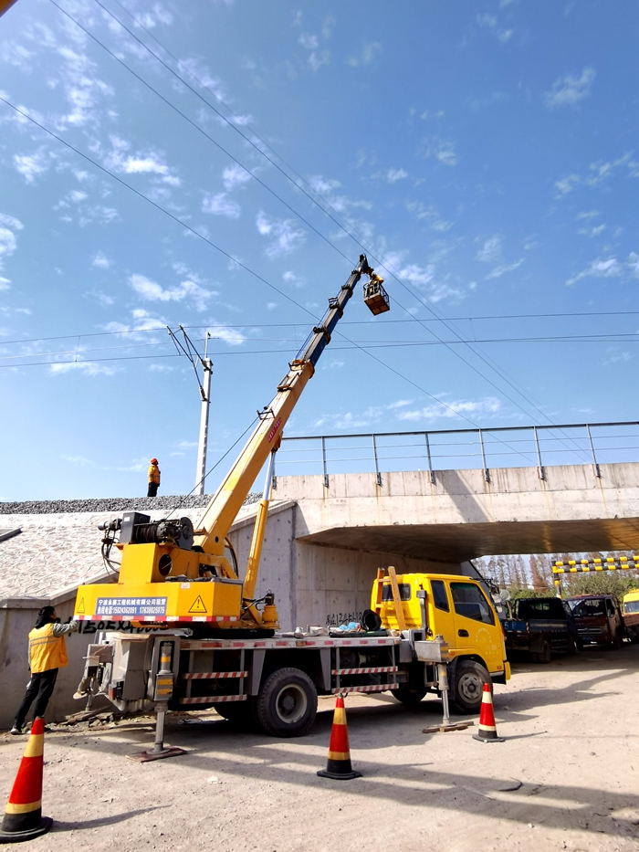 图2：登高车作业_副本.jpg