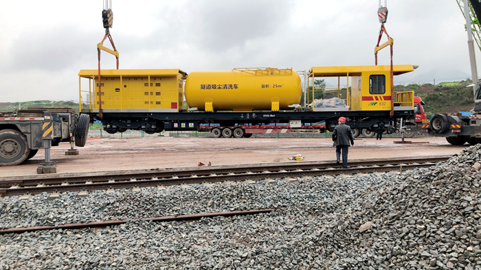 1575943562191147.png 图一:吸污车吊装就位_副本.png