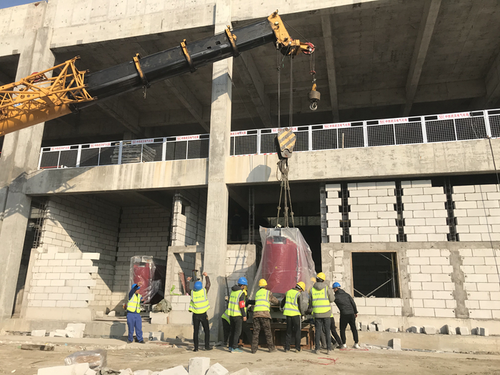 1576116624435051.jpg 图一:整流变压器就位_副本.jpg