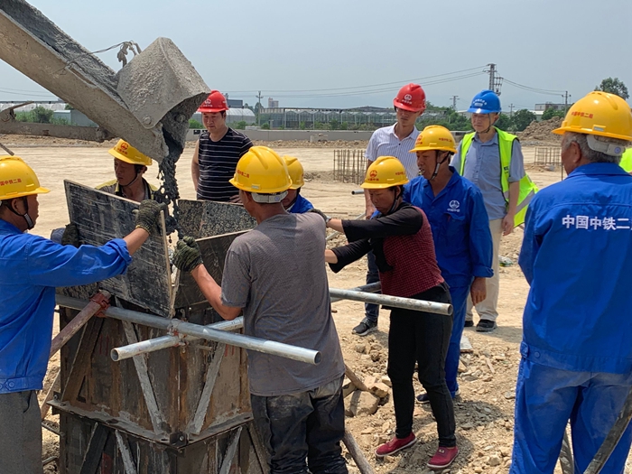 1576230334351182.jpg 图.带班现场_副本.jpg