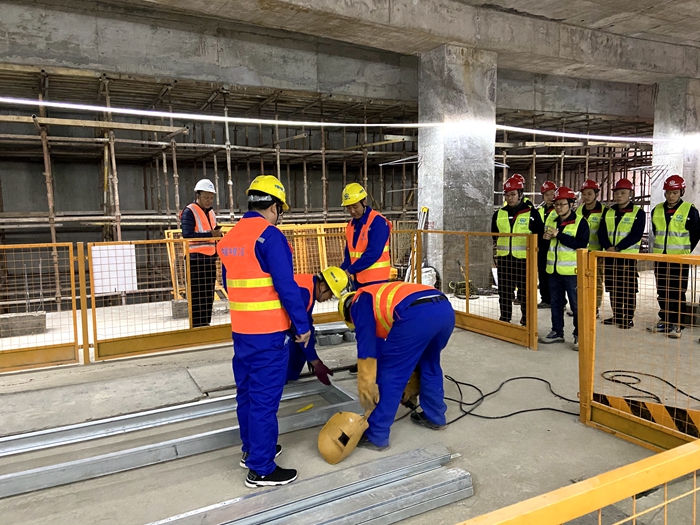 1576804962694920.jpg 技术人员焊接_副本.jpg