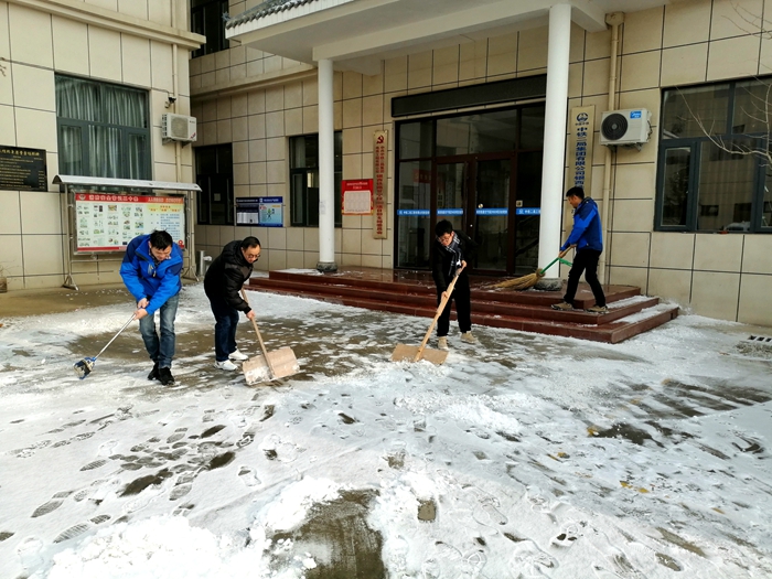 1578383179240590.jpg 图:清扫积雪.jpg