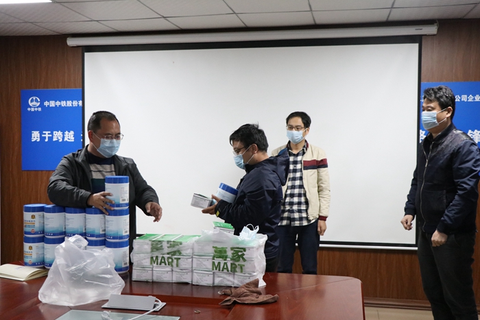 为职工发放防疫物品_副本.jpg