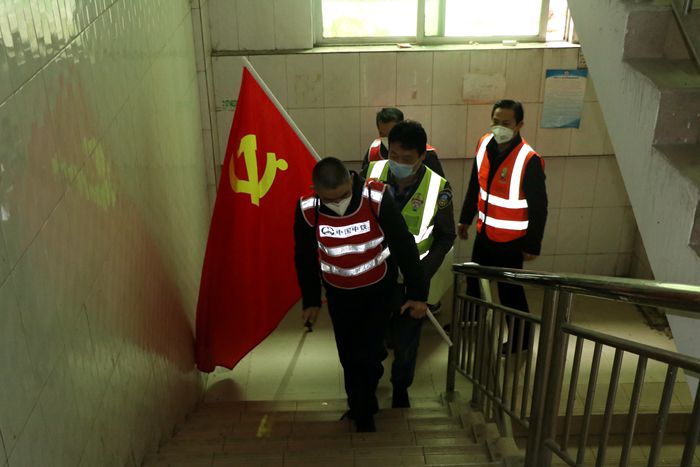 图6：党员先锋队到隔离地进行消毒_副本.jpg