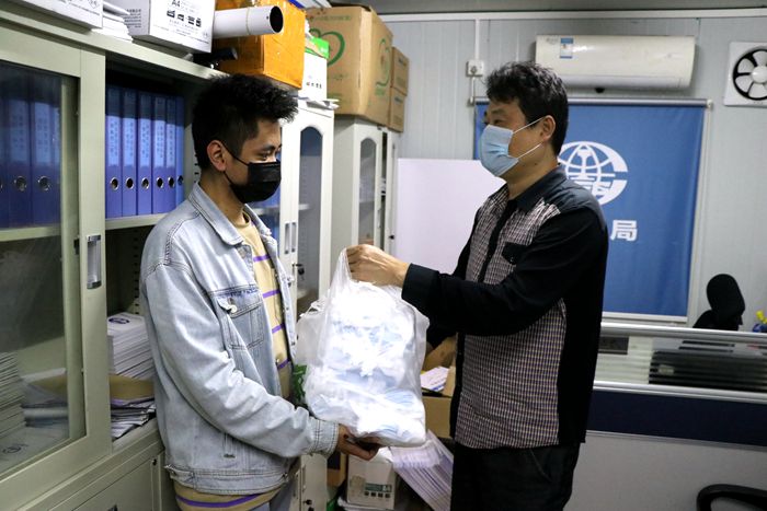 1581762536811149.jpg 图2:为作业队发放口罩_副本.jpg