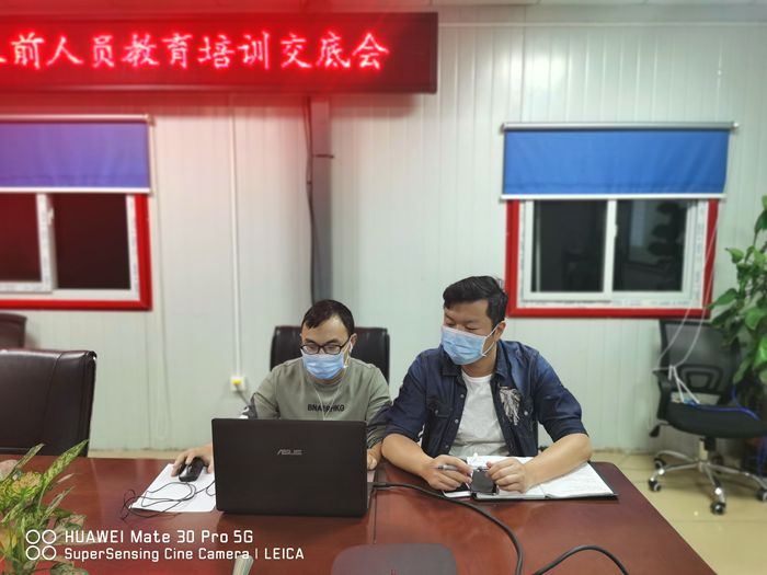 1582337253140490.jpg 图2. 马晟、肖有博在线对农民工授课_副本.jpg