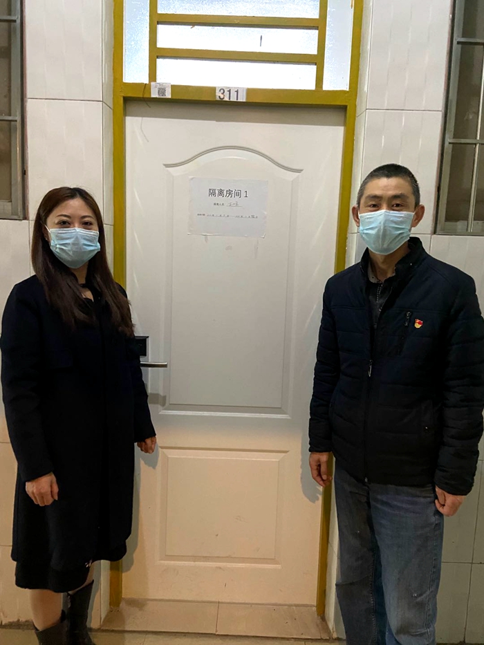 1582513677772205.jpg 图:谭勇、史俊霞夫妻俩在隔离区_副本.jpg