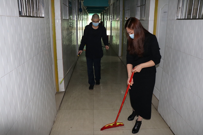 1582513689289388.jpg 图:谭勇夫妻给公共区域消毒_副本.jpg