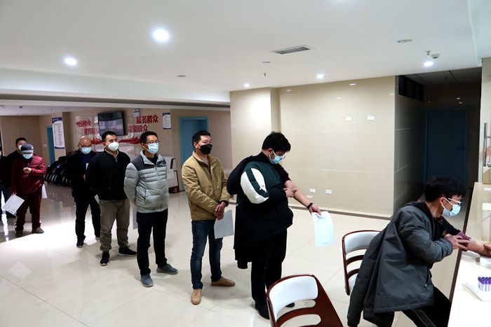 1582602865743761.jpg 1.项目部员工排队进行血常规检测_副本.jpg