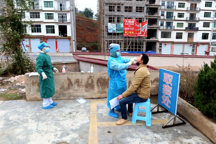 1582602878198376.jpg 2.项目部员工进行核酸检测取样_副本.jpg