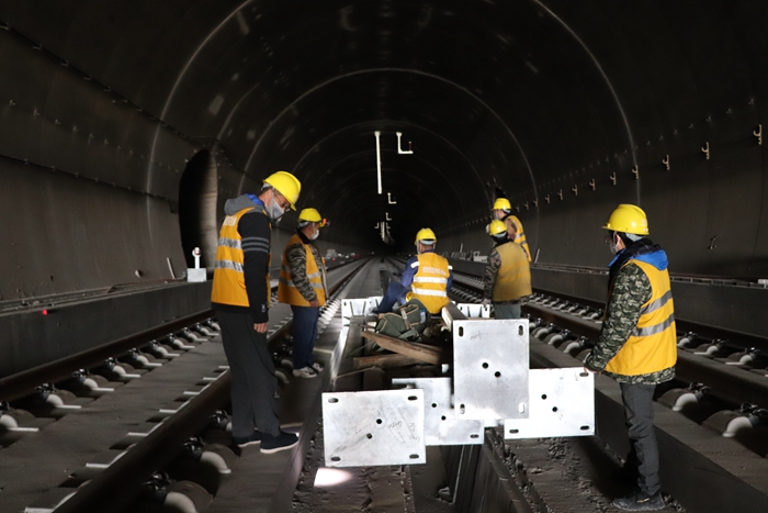 1582708059687518.jpg 图3:隧道内吊柱转运_副本.jpg