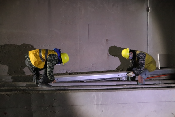 1582708065131642.jpg 图4:隧道内吊柱腕臂底座预配_副本.jpg