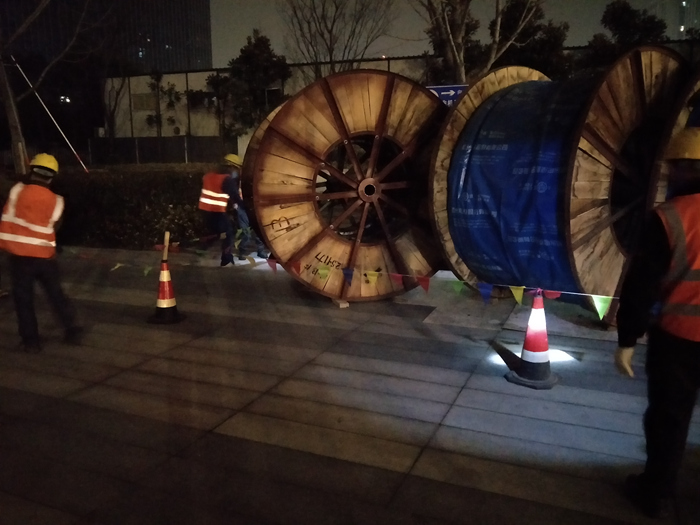 1583000116653997.jpg 电缆顺利吊装到位_副本.jpg