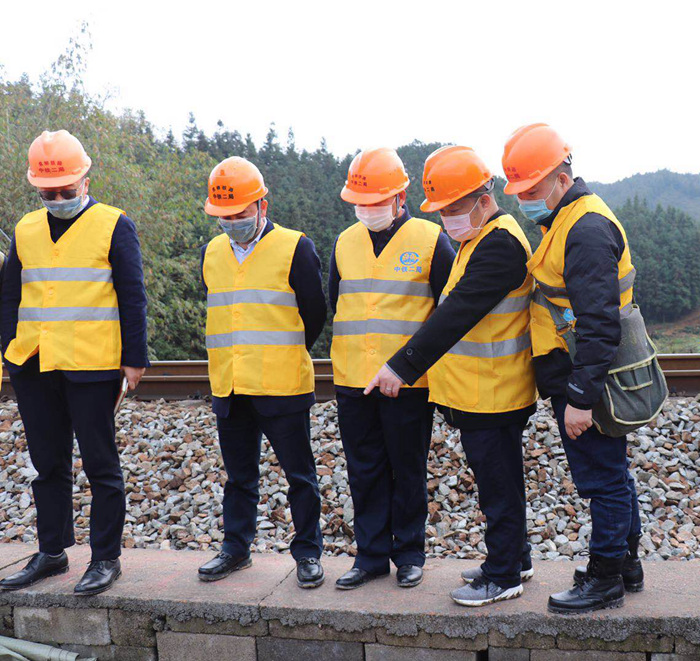 1583458572955305.jpg 现场听取施工概况_副本.jpg