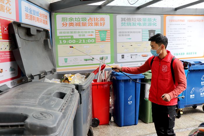 图5：志愿者对小区内垃圾桶进行消毒_副本.jpg