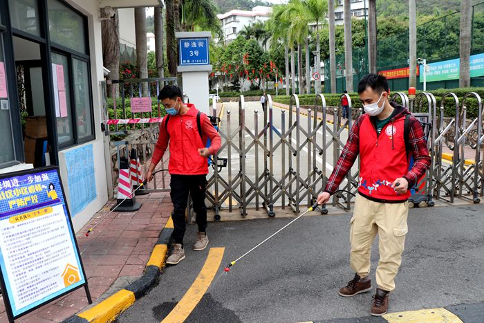 图7：志愿者对小区门口进行消毒_副本.jpg