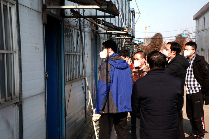 1583490176210124.jpg 图3:检查防疫物资储备情况_副本_副本.jpg