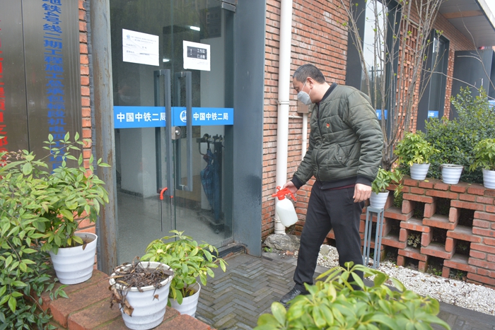 1583827995508807.jpg 图2:对项目驻地大门前门把手消毒_副本.jpg