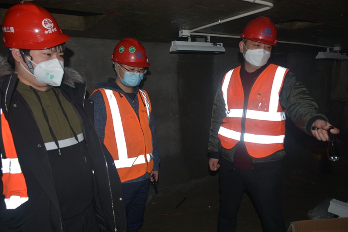 1583828020271917.jpg 图4:在施工现场讲解安全知识(李永强右一)_副本.jpg