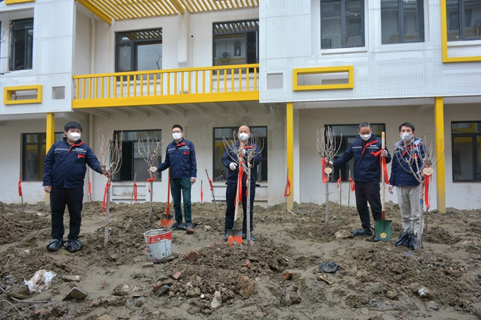 1584091566242699.jpg 图3:与小树苗合影_副本.jpg