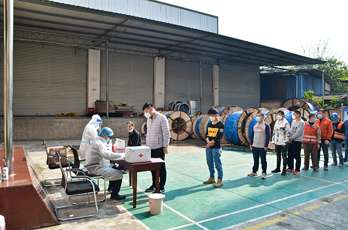 1584693669117313.jpg 图一.工人排队等待检测副本.jpg