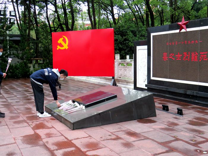 1585401504748279.jpg 图二:扫墓活动现场_副本.jpg