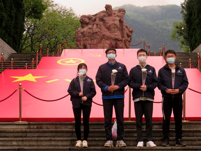 1585401511517672.jpg 图一:扫墓活动现场_副本.jpg