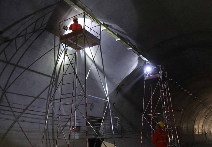 遵余项目工程部技术人员对隧道安装桥架进行检查副本（1）.jpg