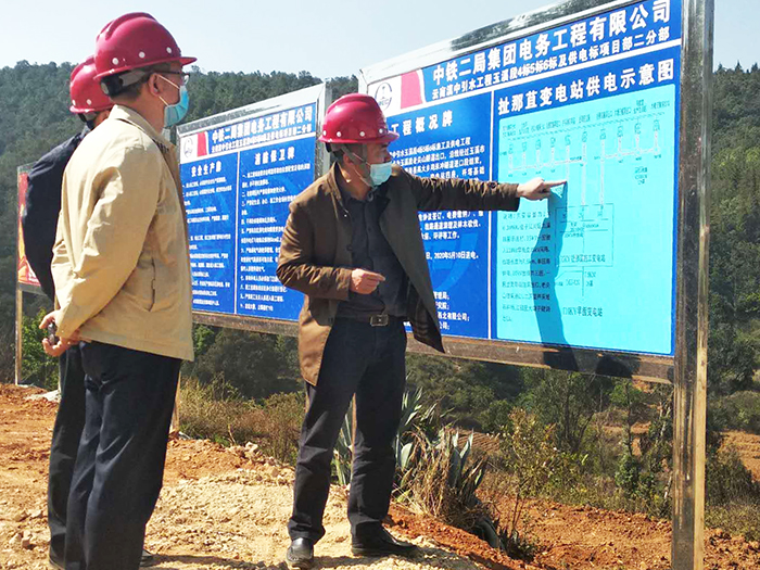 刘建斌在扯那苴变电站听取经理介绍副本.jpg