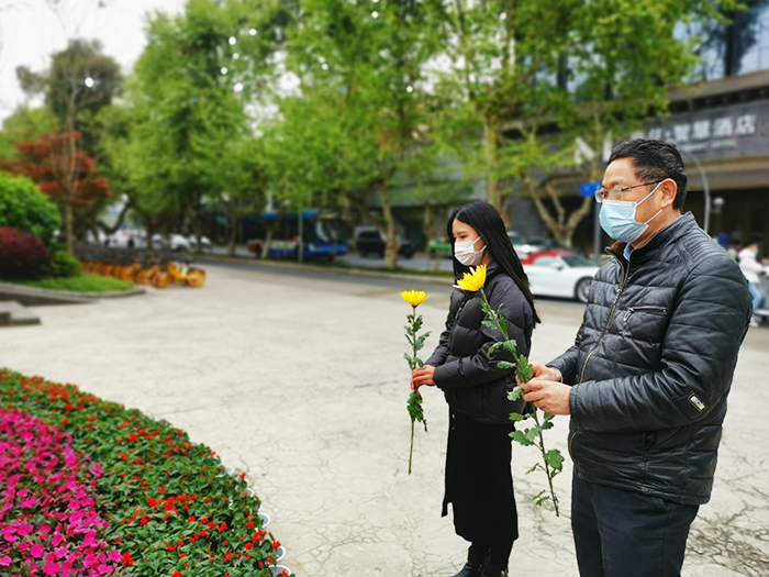 1585884078446368.jpg 图2:祭奠先辈英2副本.jpg