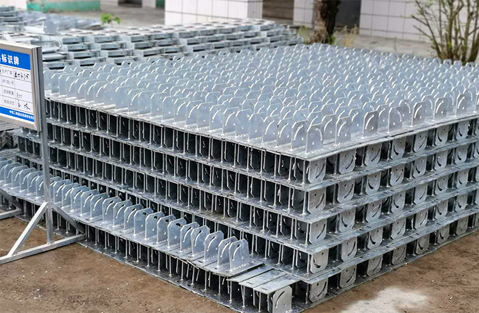 图片3_料场上整齐堆码的槽钢肩架副本.png