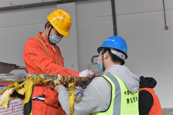 图：青安质岗为作业人员检查安全带副本.JPG