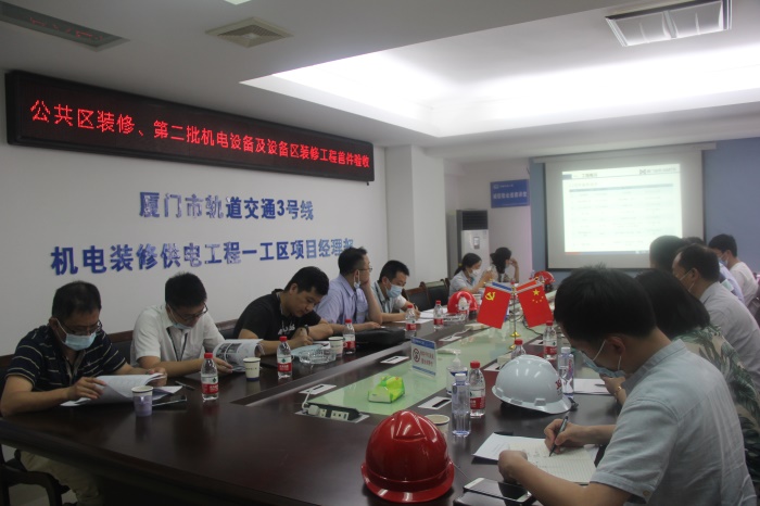 图2：验收组听取项目汇报（杨珊珊摄）.JPG