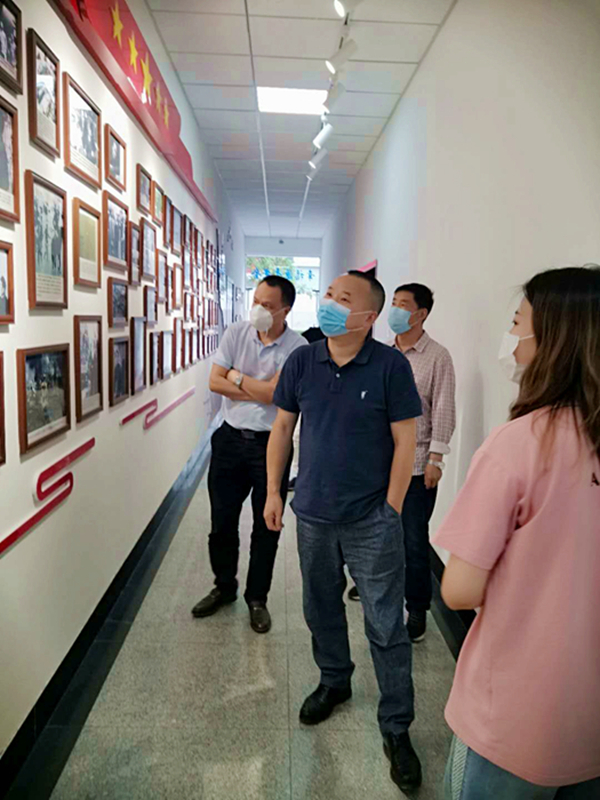 1589633048208919.jpg 图1-2:现场参观.jpg