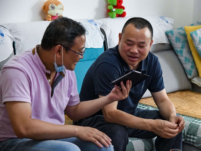 1589981816750474.jpg 图1:郭书记与郑力铭视频连线.jpg