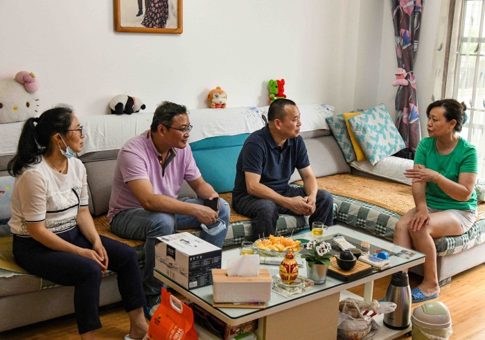 1589981822198806.jpg 图4:慰问组与郑力铭家属交流.jpg