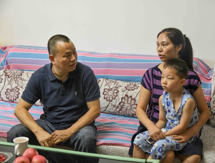 1589981827704860.jpg 图5:郭书记关切询问王伯良家属家庭生活情况.jpg