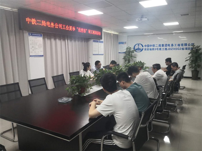 图3：李主席与项目部员工谈心.JPG