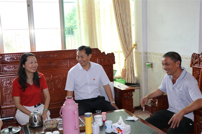 1591948403120897.jpg 图6:马艳书记与张辉书记到贫困村民家中进行交流.JPG