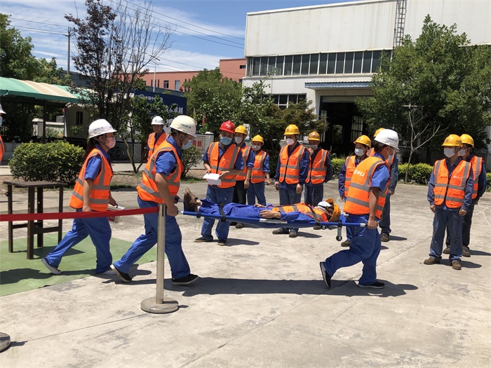 1592968318187188.jpg 附图三:运送伤员 周非朽摄.JPG