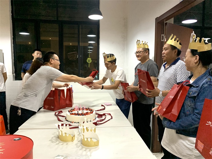 1593090021731798.jpg 图2:赠送生日礼物.jpg